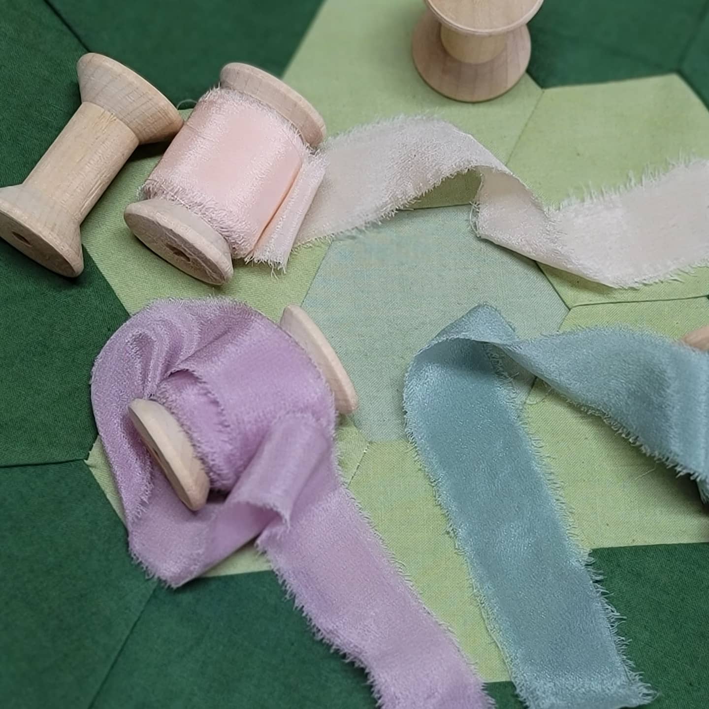 가장자리가 풀린 쉬폰 리본