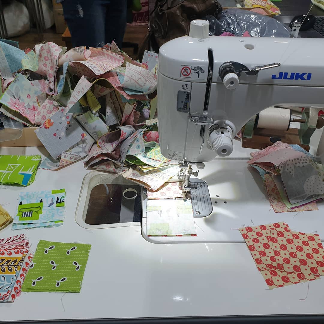 재봉틀로 잇는 원단 조각