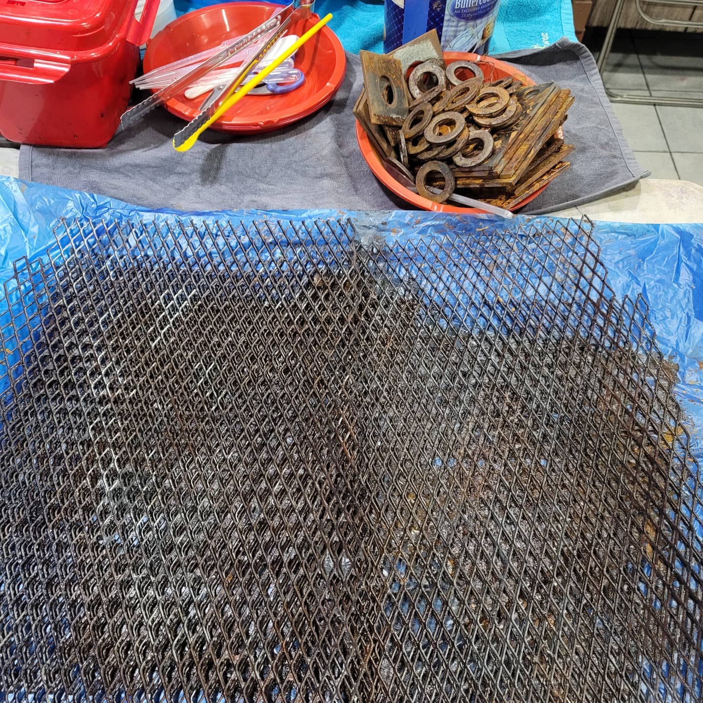녹염색 수업을 위한 철망과 재료 준비