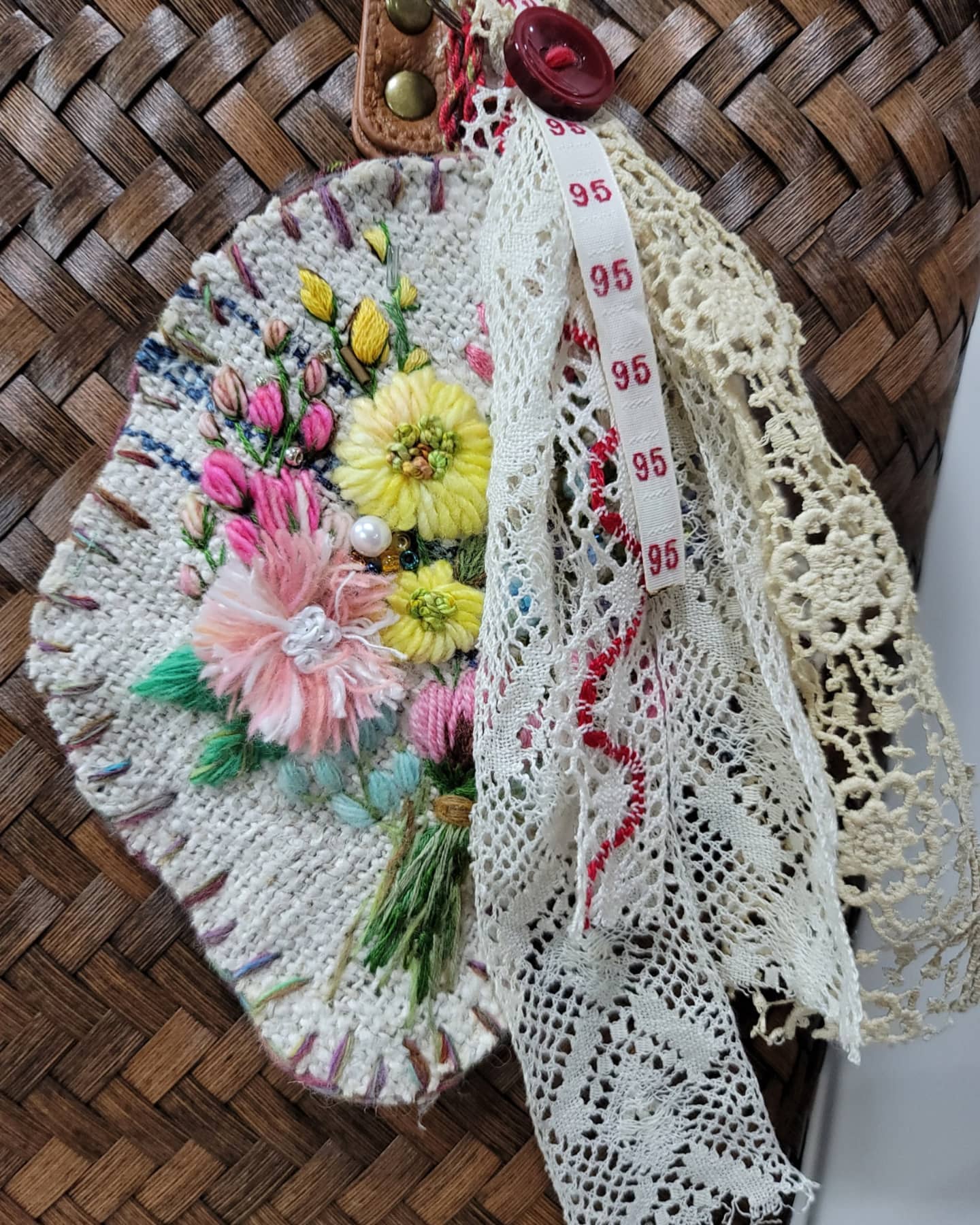 울실 꽃 자수와 레이스 가방 장식